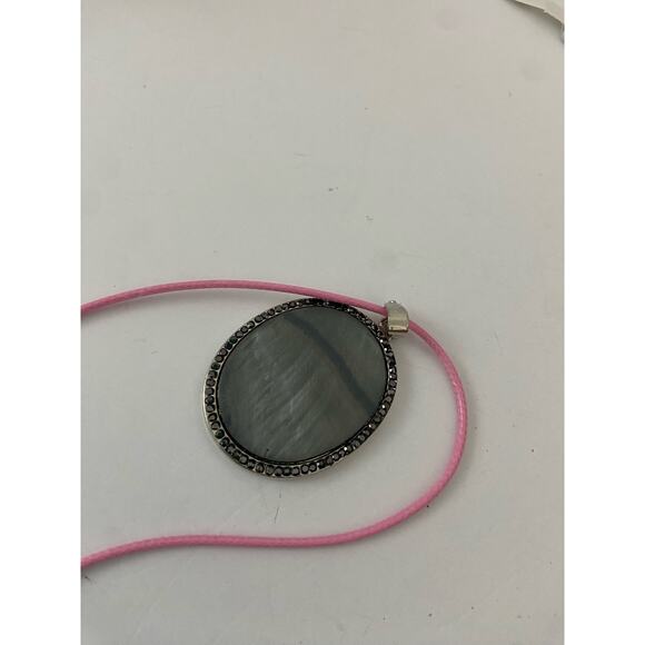 Gray oval shell pendant necklace - Picture 2 of 4